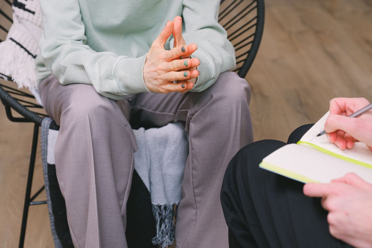 Psycholog notuje odpowiedzi pacjenta podczas wywiadu diagnostycznego